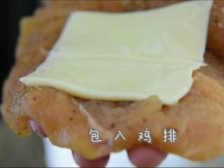4、面对这种鸡排,吃完再考虑减肥的事!,芝士对半切开,包入鸡排。