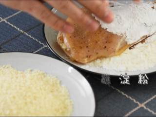 6、面对这种鸡排,吃完再考虑减肥的事!,鸡排先蘸上淀粉。