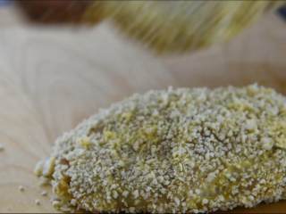 8、面对这种鸡排,吃完再考虑减肥的事!,然后再裹上面包糠(面包糠要压实)。