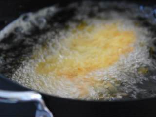 9、面对这种鸡排,吃完再考虑减肥的事!,热油(约180°),将鸡排炸至两面金黄捞出。