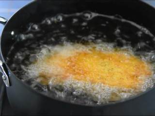 11、面对这种鸡排,吃完再考虑减肥的事!,继续复炸至金黄即可。