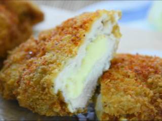 12、面对这种鸡排,吃完再考虑减肥的事!,根据口味撒上辣椒粉,注意不要烫到嘴!