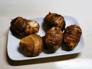 1、芋头酥,芋头准备好 刷洗干净