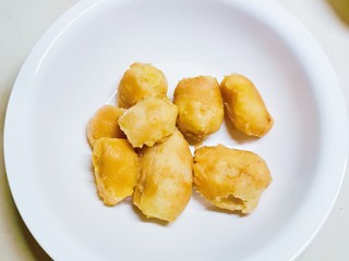 4、芋头酥,芋头放入压力锅蒸熟去皮