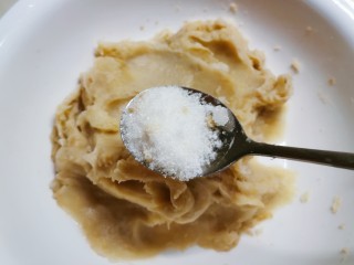 5、芋头酥,芋头碾压成泥 放入白糖