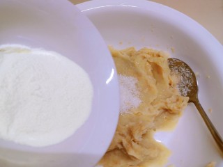 6、芋头酥,放入奶粉