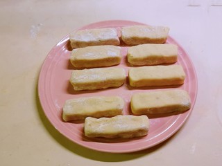 8、芋头酥,塑型 将芋泥整形成长方形