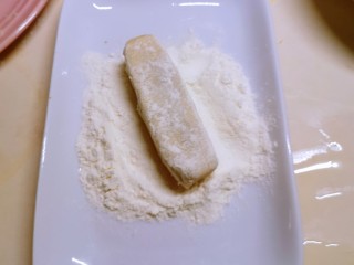 9、芋头酥,再白面中滚一圈