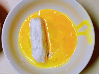 10、芋头酥,移至鸡蛋液中 滚一圈