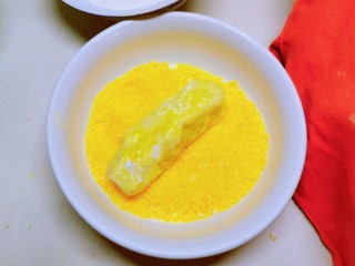 11、芋头酥,移至面包糠碗里 包裹上面包糠