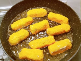 14、芋头酥,6成热时 放入做好的生胚