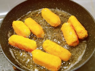 15、芋头酥,炸至金黄 捞出关火