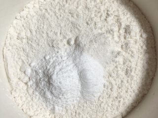 2、椰香坚果麦芬蛋糕,低筋面粉里加入泡打粉、小苏打待用。