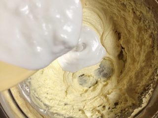 5、椰香坚果麦芬蛋糕,再加入椰浆。