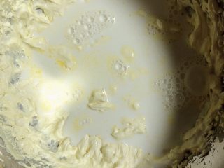 6、椰香坚果麦芬蛋糕,再加入牛奶。