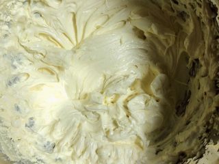 7、椰香坚果麦芬蛋糕,继续打发搅拌均匀。