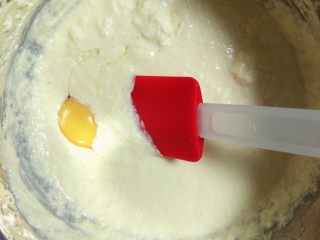 8、椰香坚果麦芬蛋糕,再加入全蛋液，搅拌均匀。