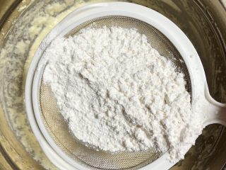 9、椰香坚果麦芬蛋糕,筛入面粉、泡打粉、小苏打。