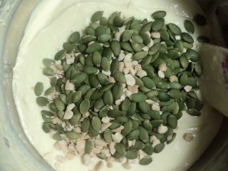 11、椰香坚果麦芬蛋糕,加入南瓜籽、花生碎搅拌均匀。