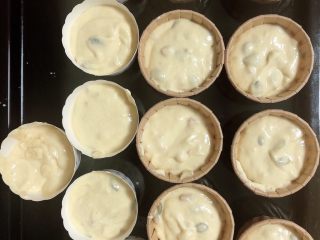 13、椰香坚果麦芬蛋糕,将蛋糕液注意倒入到蛋糕纸杯中。