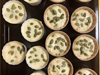 14、椰香坚果麦芬蛋糕,蛋糕液上再撒上一层南瓜籽。