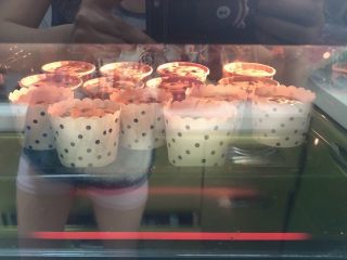 15、椰香坚果麦芬蛋糕,将烤盘放入烤箱，200度烤15分钟。