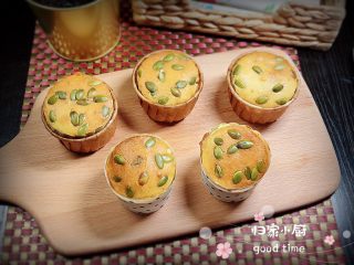 16、椰香坚果麦芬蛋糕,色香味俱全的椰浆坚果麦芬蛋糕就做好了