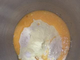 6、芝士肠仔卷卷包,放入鸡蛋