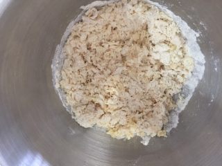 8、芝士肠仔卷卷包,用筷子搅成絮状