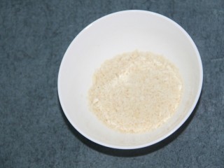 1、炸香蕉球,准备面包糠