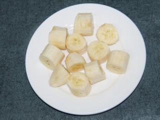 2、炸香蕉球,香蕉切成小段