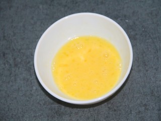 5、炸香蕉球,搅匀