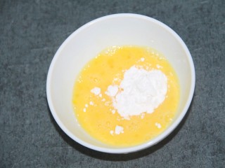 6、炸香蕉球,加入大约一勺淀粉