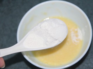 8、炸香蕉球,再加一大勺面粉