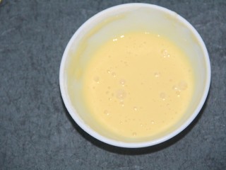 9、炸香蕉球,搅匀