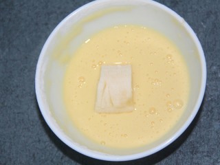 10、炸香蕉球,把香蕉段放入沾上蛋液