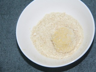 11、炸香蕉球,再放面包糠里滚一圈