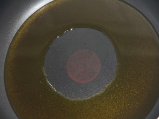 13、炸香蕉球,锅里热油