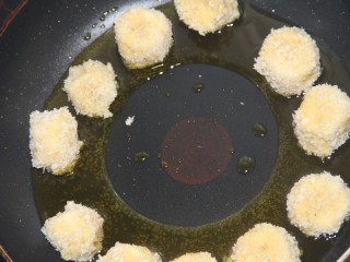 14、炸香蕉球,把香蕉球放进去炸