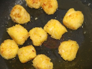 15、炸香蕉球,炸至金黄即可