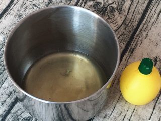 1、咖啡奶油蛋糕,鸡蛋分离出蛋白和蛋黄，蛋白中加入柠檬汁。
