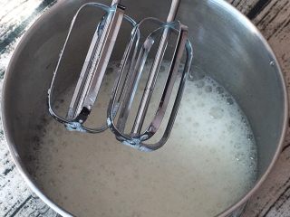 2、咖啡奶油蛋糕,用打蛋器高速搅打30圈，蛋白出现鱼眼泡，加入30克细砂糖。