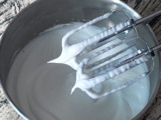5、咖啡奶油蛋糕,继续搅打50圈，蛋白亮晶晶，呈现直立的小尖峰。