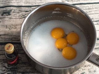7、咖啡奶油蛋糕,加入蛋黄和香草精。