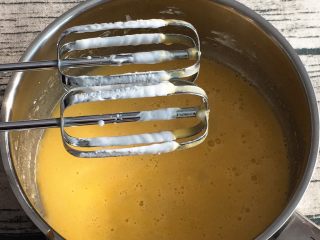 8、咖啡奶油蛋糕,继续搅打至混合。