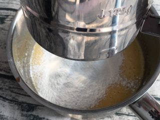 9、咖啡奶油蛋糕,过筛低筋粉。