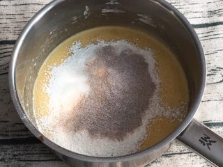 11、咖啡奶油蛋糕,也用打蛋器搅拌至浓稠。