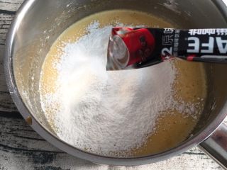 10、咖啡奶油蛋糕,加入咖啡粉。