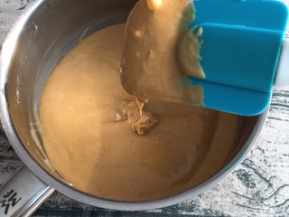 12、咖啡奶油蛋糕,再用刮刀翻拌均匀，尤其是壁上的粉类。