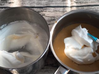 13、咖啡奶油蛋糕,取三分之一的蛋白进蛋黄糊中。